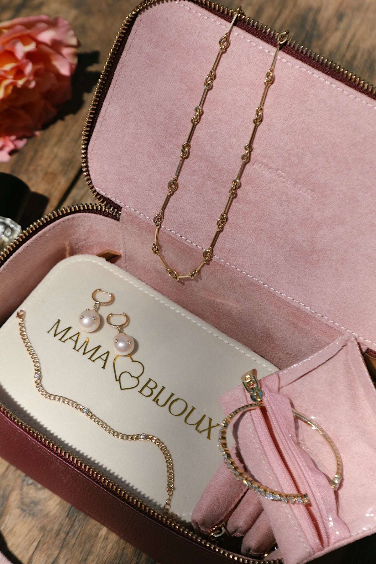 Mama Bijoux leather jewelry travel case with 12 blush faux suede pouches and clear viewing windows for organized fine jewelry storage.