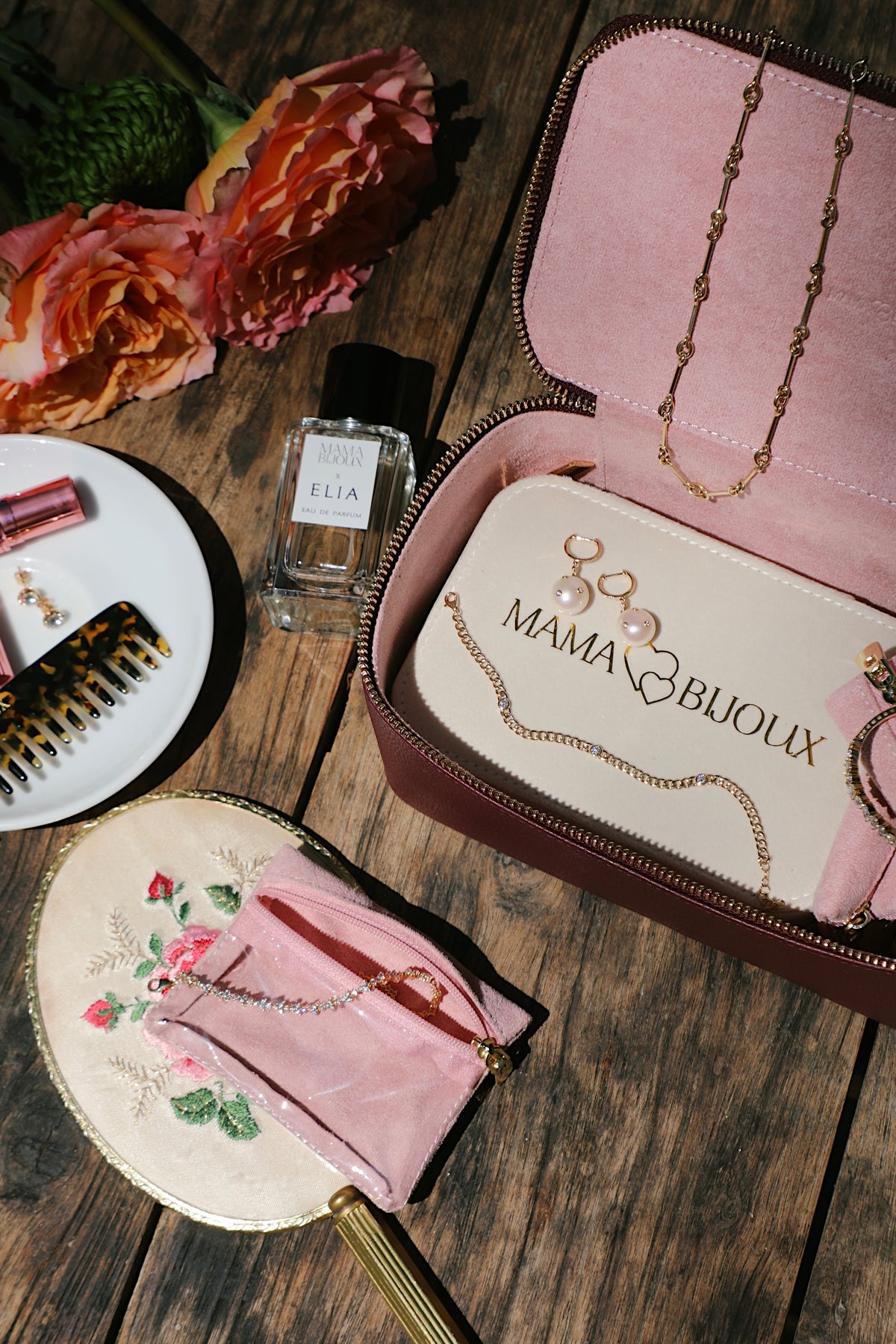 Mama Bijoux leather jewelry travel case with 12 blush faux suede pouches and clear viewing windows for organized fine jewelry storage.